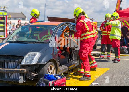 Il comandante dell'incidente dirige la sua squadra di vigili del fuoco al Rescue Fest 2024. Porthcawl Regno Unito. 16 giugno 2024. Foto Stock