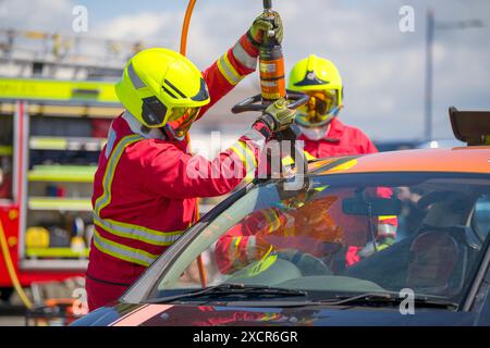 Il pompiere con una taglierina idraulica rimuove i tagli dal tetto al Rescue Fest 2024. Porthcawl, Regno Unito. 16 giugno 2024 Foto Stock