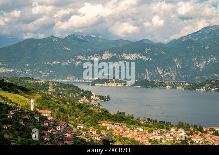 Il panorama del Lago di Como fotografato da Ossuccio, mostrando la Grigna, Bellagio e la città di Ossuccio. Foto Stock