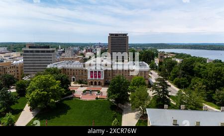 Fotografia aerea di Bascom Hall nel campus della University of Wisconsin, Madison, Wisconsin, durante una piacevole giornata estiva. Foto Stock