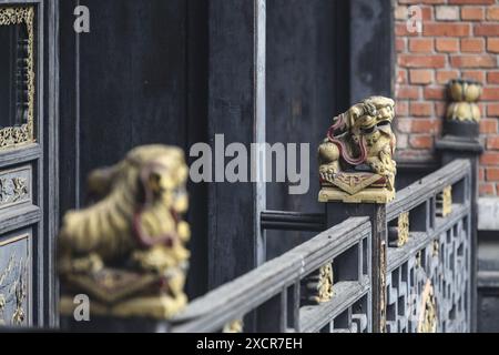 I dettagli di un balcone in legno del Padiglione sono visibili durante una visita stampa e la presentazione dei partner della futura associazione senza scopo di lucro incaricata di rinnovare il Padiglione Cinese a Laeken, martedì 18 giugno 2024. Il 17 maggio, il Consiglio federale dei ministri belga ha approvato la creazione di un'associazione senza scopo di lucro i cui obiettivi sono rinnovare, salvaguardare e gestire il sito del Palais d'Extrême Orient a Laeken, che comprende il chiosco, le stalle e il padiglione cinese stesso. I membri fondatori dell'ASBL, del Regie des Batiments e del Ministero degli affari Esteri, Wil Foto Stock