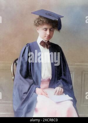 Helen Keller in berretto e abito, 1904. Helen Keller (1880-1968) è stata una scrittrice, attivista politica e docente statunitense. E' stata la prima pe sordo-cieca Foto Stock