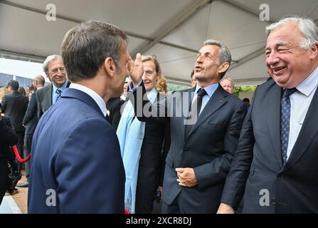 Suresnes, Francia. 18 giugno 2024. Il presidente francese Emmanuel Macron parla con l'ex presidente francese Nicolas Sarkozy come Nicole Belloubet e Gerard Larcher Look durante una cerimonia in occasione del 84° anniversario della chiamata alla resistenza del generale francese Charles de Gaulle, del 18 giugno 1940, al memoriale di Mont-Valerien a Suresnes, fuori Parigi, il 18 giugno 2024. Foto di Jacques Witt/Pool/ABACAPRESS. COM credito: Abaca Press/Alamy Live News Foto Stock