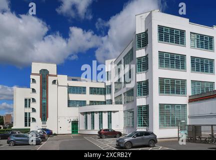 Ala degli uffici presso il famoso edificio Art Deco Hoover, Perivale, Londra, Regno Unito. Aperto nel 1933, ora convertito in appartamenti da IDM Properties Foto Stock