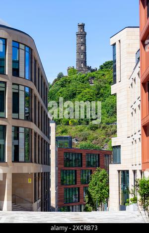 Il Monumento di Nelson visto da Sibbald Walk fuori dalla Queen Elizabeth House, hub governativo del Regno Unito a Edimburgo Foto Stock