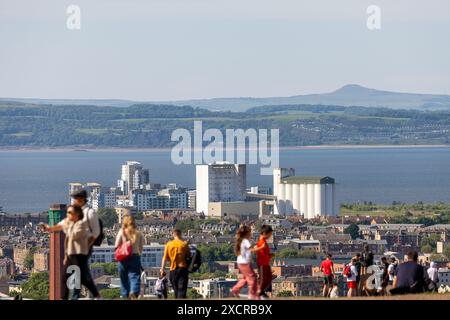 Vista verso Leith e il Firth of Forth da Calton Hill, Edimburgo Foto Stock