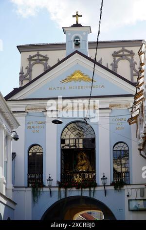 Vilnius, Lituania - 4 settembre 2023 - la porta dell'Alba con la cappella di nostra Signora Foto Stock