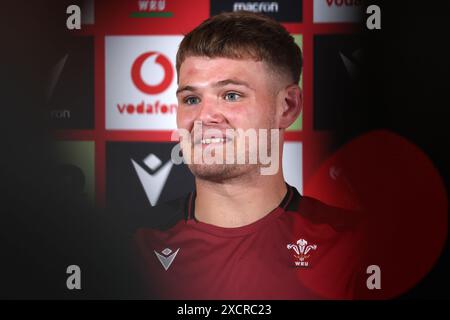 Cardiff, Regno Unito. 18 giugno 2024. Taine Plumtree del Galles parla ai media in anticipo rispetto alla sua scelta per giocare contro il Sudafrica questo fine settimana. Conferenza stampa di annuncio della squadra di rugby gallese presso il vale Resort, vale of Glamorgan, martedì 18 giugno 2024. foto di Andrew Orchard/Andrew Orchard Sports Photography/ Alamy Live News Credit: Andrew Orchard Sports Photography/Alamy Live News Foto Stock