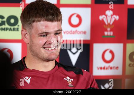 Cardiff, Regno Unito. 18 giugno 2024. Taine Plumtree del Galles parla ai media in anticipo rispetto alla sua scelta per giocare contro il Sudafrica questo fine settimana. Conferenza stampa di annuncio della squadra di rugby gallese presso il vale Resort, vale of Glamorgan, martedì 18 giugno 2024. foto di Andrew Orchard/Andrew Orchard Sports Photography/ Alamy Live News Credit: Andrew Orchard Sports Photography/Alamy Live News Foto Stock