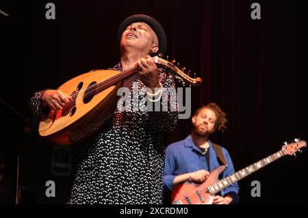 Dhafer Yousseff und Swaeli Mpappe live bei einem Konzert Seiner Street of Minarets - Tour im Theaterhaus. Stoccarda, 31.03.2024 *** Dhafer Yousseff e Swaeli Mpappe dal vivo in un concerto del suo Street of Minarets Tour al Theaterhaus Stuttgart, 31 03 2024 foto:xDeondox/xFuturexImagex youssef 4601 Foto Stock