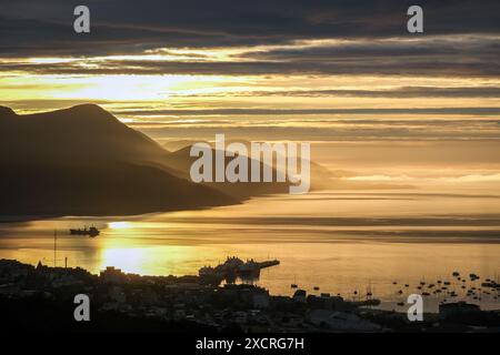 Ushuaia, Feuerland, Argentinien - Sonnenaufgang ueber dem Beagle-Kanal, der Beagle-Kanal ist eine natuerliche Wasserstrasse an der Suedspitze Suedamer Foto Stock