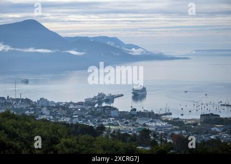 Ushuaia, Feuerland, Argentinien - Sonnenaufgang ueber dem Beagle-Kanal, der Beagle-Kanal ist eine natuerliche Wasserstrasse an der Suedspitze Suedamer Foto Stock