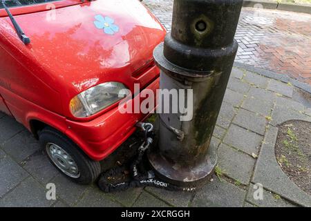 Amsterdam, Paesi Bassi. Canta LX - un tipo di piccola auto rossa, popolare tra le persone con disabilità, parcheggiata in città. Foto Stock