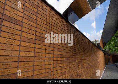 Amsterdam, Paesi Bassi. Monumento nazionale dei nomi dell'Olocausto a Weesperstraat, in città. Foto Stock