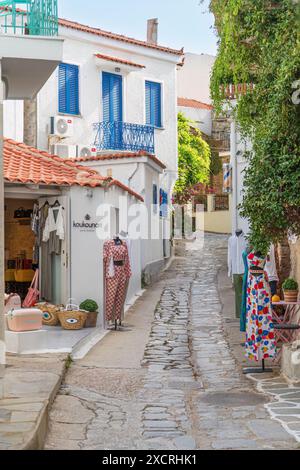 Strada tipica della città di Skiathos in Grecia Foto Stock