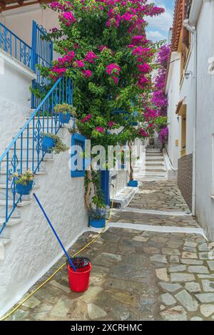 Strada tipica della città di Skiathos in Grecia Foto Stock