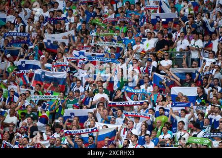 Fans von Slowenien, GER, Slovenia (SVN) vs Danimarca (DEN), Fussball Europameisterschaft, UEFA EURO 2024, gruppo C, 1. Spieltag, 16.06.2024 foto: Eibner-Pressefoto/Michael Memmler Foto Stock