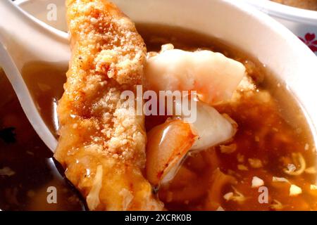 Le tre zuppe fresche ripiene di gamberetti, calamari e pesce locale. Soprattutto il pesce locale fritto è croccante all'esterno e tenero all'interno Foto Stock