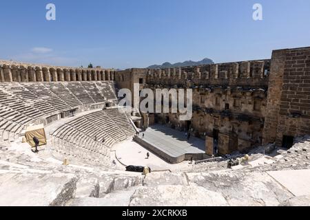 Una splendida vista del palco presso l'antico teatro di Aspendos vicino ad Antalya in Turchia in una giornata di sole con cielo blu, una classica gita turistica di un giorno. Foto Stock