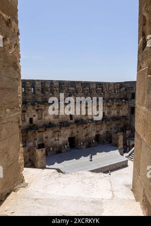 Una splendida vista del palco presso l'antico teatro di Aspendos vicino ad Antalya in Turchia in una giornata di sole con cielo blu, una classica gita turistica di un giorno. Foto Stock