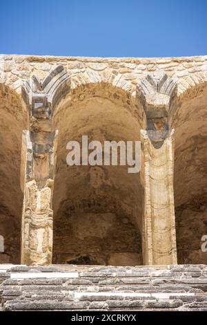 Le colonne della passerella dell'atrio in cima all'antico teatro di Aspendos vicino ad Antalya in Turchia in una giornata di sole, una classica gita turistica di un giorno. Foto Stock