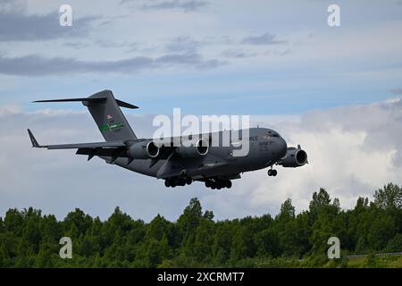 Un C-17 Globemaster III assegnato al 62nd Airlift Wing, Joint base Lewis-McChord, Washington, ritorna alla Joint base Elmendorf-Richardson, A. Foto Stock