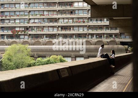 Il Barbican Estate, o Barbican, è un complesso residenziale di circa 2.000 appartamenti, maisonette e case nel centro di Londra, in Inghilterra, all'interno della City Foto Stock