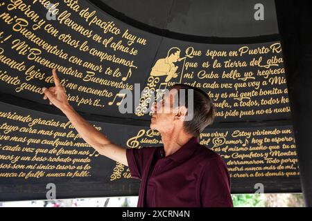 Cali, Colombia - 17 giugno 2024: Turisti anziani nella famosa Piazza Jairo Varela. Concetto di viaggio per anziani. Foto Stock