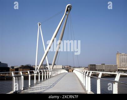 L'iconico cavo pedonale è rimasto sul fiume Usk a Newport, Gwent Foto Stock