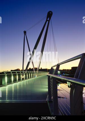 L'iconica funivia pedonale è rimasta sul fiume Usk al tramonto a Newport, Gwent Foto Stock