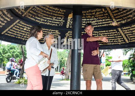 Cali, Colombia - 17 giugno 2024: Turisti anziani nella famosa Piazza Jairo Varela. Concetto di viaggio per anziani. Foto Stock