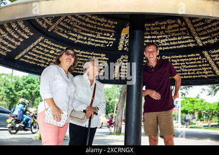 Cali, Colombia - 17 giugno 2024: Turisti anziani nella famosa Piazza Jairo Varela. Concetto di viaggio per anziani. Foto Stock