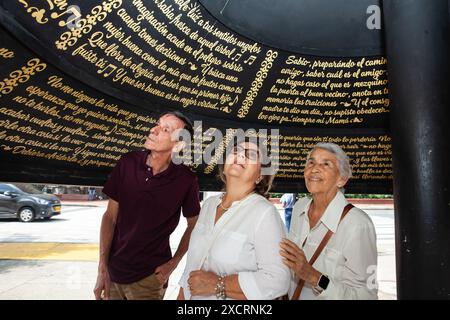 Cali, Colombia - 17 giugno 2024: Turisti anziani nella famosa Piazza Jairo Varela. Concetto di viaggio per anziani. Foto Stock