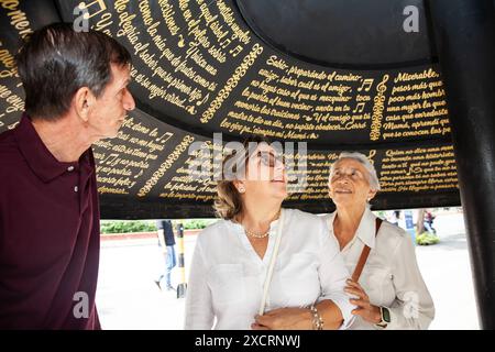 Cali, Colombia - 17 giugno 2024: Turisti anziani nella famosa Piazza Jairo Varela. Concetto di viaggio per anziani. Foto Stock