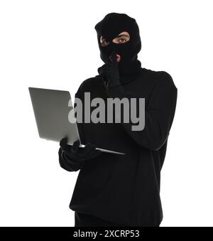 Ladro in balaclava con laptop che mostra gesti di punta su sfondo bianco Foto Stock