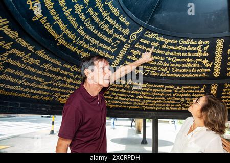 Cali, Colombia - 17 giugno 2024: Turisti anziani nella famosa Piazza Jairo Varela. Concetto di viaggio per anziani. Foto Stock