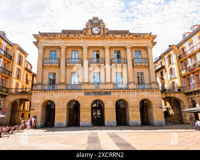 Municipio fino agli anni '1940 in San Sebastián Plaza de la Constitucion (Piazza della Costituzione). San Sebastian, Spagna - 13 luglio 2023. Foto Stock