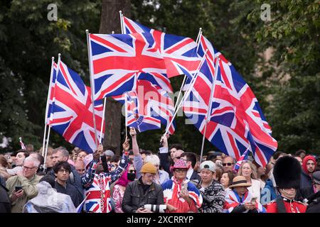 Union Jack sventolando i sostenitori della monarchia realisti Trooping the Colour Color The Mall Londra 2024 Foto Stock