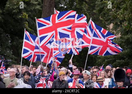 Union Jack sventolando i sostenitori della monarchia realisti Trooping the Colour Color The Mall Londra 2024 Foto Stock