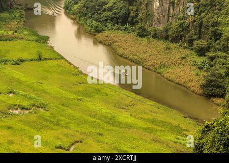 Vista mozzafiato dei sampan turistici che si snodano lungo il fiume Tam Coc, presa dallo spettacolare punto di osservazione della montagna a 500 gradini, Ninh Bình, Vietnam Foto Stock