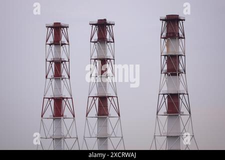 San Pietroburgo, Russia. 17 giugno 2024. Vista dei camini industriali a San Pietroburgo. (Foto di Artem Priakhin/SOPA Images/Sipa USA) credito: SIPA USA/Alamy Live News Foto Stock