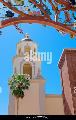 Torre spagnola in stile revival coloniale della Cattedrale di Sant'Agostino incorniciata da un arco floreale - Tucson Arizona, aprile 2024 Foto Stock