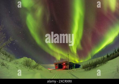 Questa è l'aurora che riempie il cielo del 10 febbraio 2024, sopra il Churchill Northern Studies Centre, a Churchill, Manitoba, Canada. Questo era un livello Kp4 Foto Stock