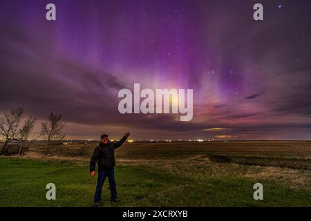 Un selfie di me all'inizio del grande spettacolo dell'aurora del 10 maggio 2024, con le tende dell'aurora ancora nel cielo crepuscolare e che guardano al tramonto Foto Stock