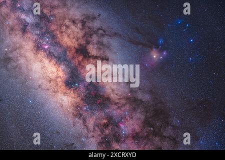 Non c'è area del cielo più ricca e colorata di questo campo che comprende il Centro Galattico nel Sagittario a sinistra e la costellazione di Foto Stock