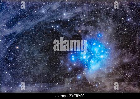 Questo incornicia il famoso ammasso stellare delle Pleiadi o delle sette Sorelle (alias Messier o M45) ambientato in un polveroso campo stellare in Toro. Le stelle blu della Pleiade Foto Stock