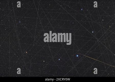 Questa è una dimostrazione del cielo affollato che abbiamo ora, con tutte le piste provenienti da satelliti orbitanti sulla Terra, ad eccezione dei satelliti rastremati o. Foto Stock