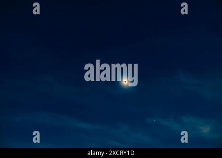 Questa è una vista a ampio campo dell'eclissi totale del Sole dell'8 aprile 2024, che ha visto i pianeti luminosi Giove (in alto) e Venere (in basso) che erano eas Foto Stock