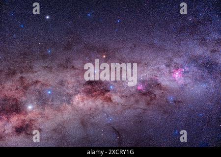 Si tratta di una cornice della zona più spettacolare della via Lattea meridionale, da Centaurus a sinistra, a carina a destra, con crox, la Croce del Sud, A. Foto Stock