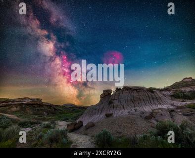 La via Lattea e la sua regione centrale nel Sagittarius e Scorpius si trovano qui in basso sul paesaggio delle Badlands del Dinosaur Provincial Park, Alberta. Questo era t Foto Stock